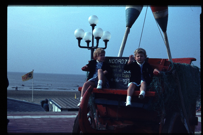 19.Scheveningen aug 1966 Brigitte,Marion.JPG